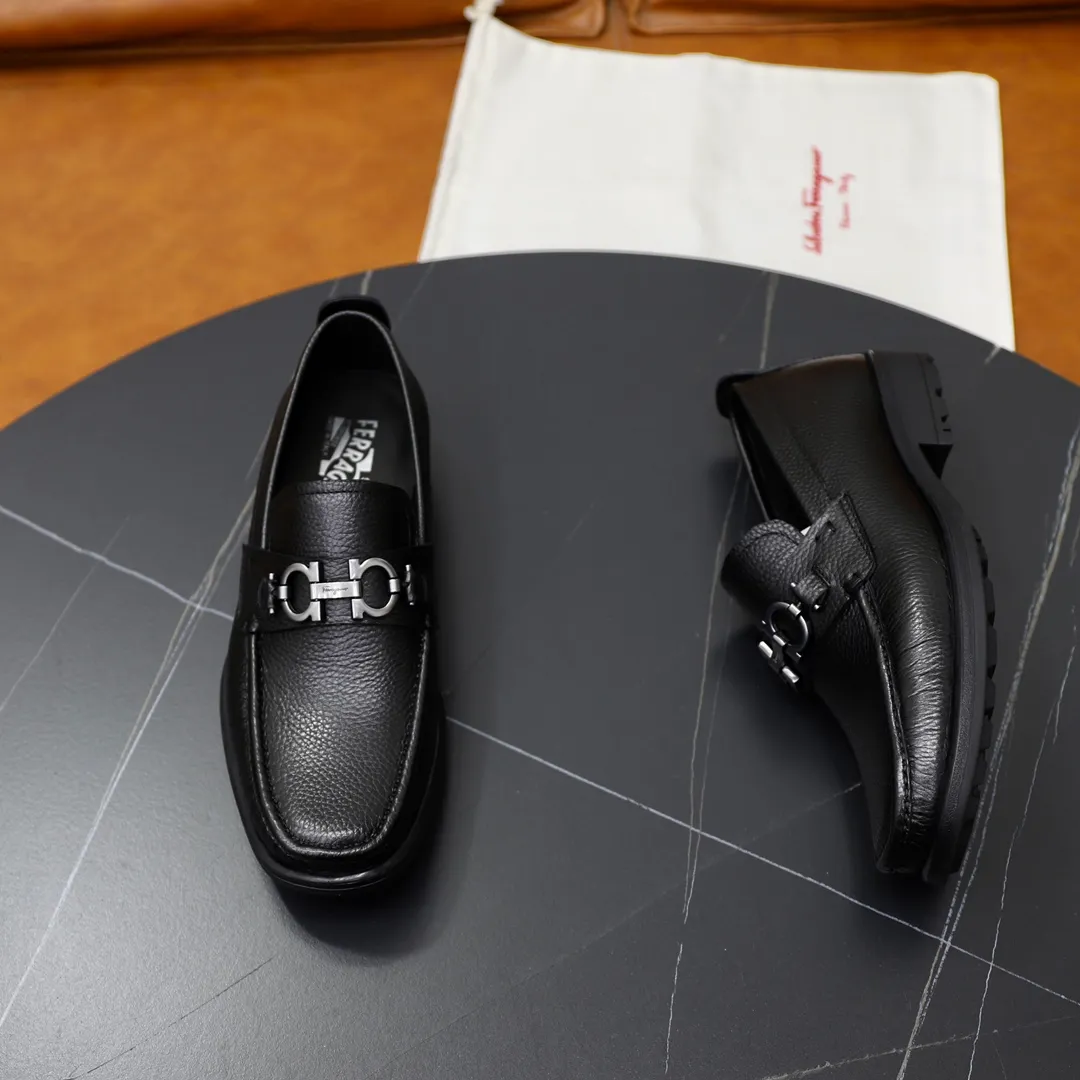 Men's shoes: 270🙅‍♂️🙅‍♂️🙅‍♂️Niuli Brand: Ferragamo Standard code: Men's code 38/44 (45 customized) Grade: Same as the official website Material: Original imported cowhide leather lining Original wear-resistant lightweight outsole Style category: Men's casual slip-on shoes Distinguished luxury brand elements top luxury Color: Actual picture color